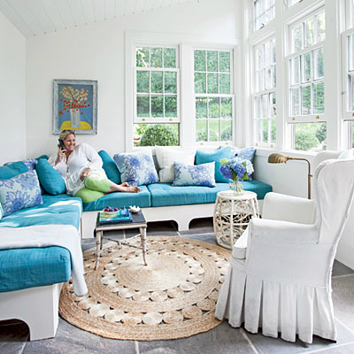 mavi beyaz renklerde yazlık ev dekorasyonu